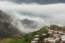 Окраина аула Кубачи. В ущелье туман. Фото: Николай Рыков.