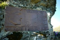 Памятная доска на перевале Дятлова Памятная доска на перевале Дятлова