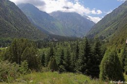 Вид на долину и альплагерь Ала-Арча